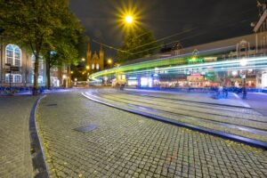 Amsterdam Spui en Singel met lichtsporen van een passerende tram.